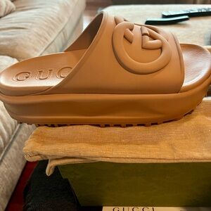 Gucci Women’s Slide Sandle with Interlocking G